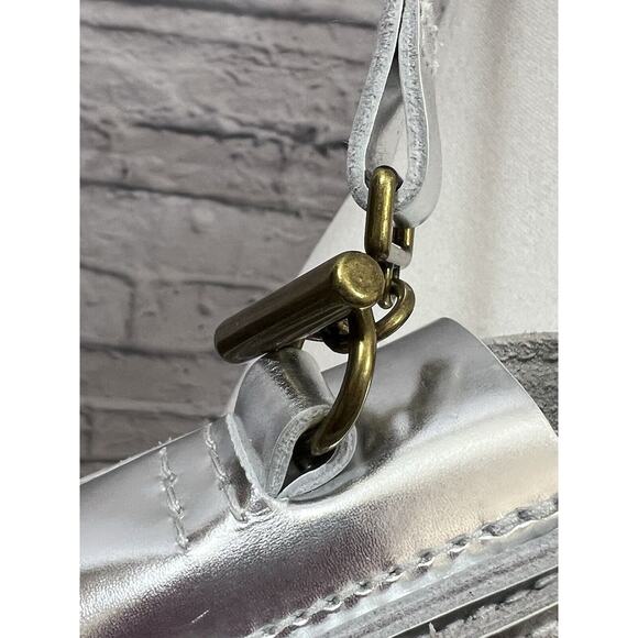 MADEWELL The Toggle Flap‎ Crossbody Bag in Specchio Leather - Silver - Picture 9 of 10